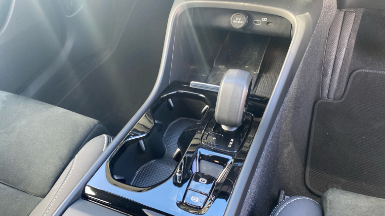 Volvo XC40 2.0 B4P Ultimate Dark 5dr Auto Petrol Estate